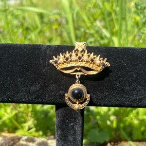 *VINTAGE ST JOHN* Elegant Gold Brooch with Intricate Design